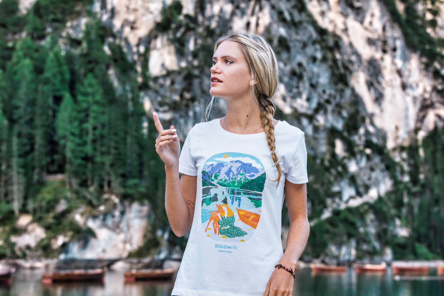 T-shirt de Il Lago di Braies indossata da una ragazza