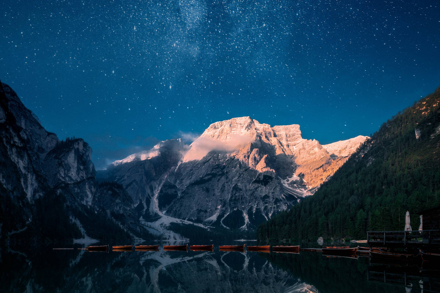 Lago di Braies di notte con un cielo stellato